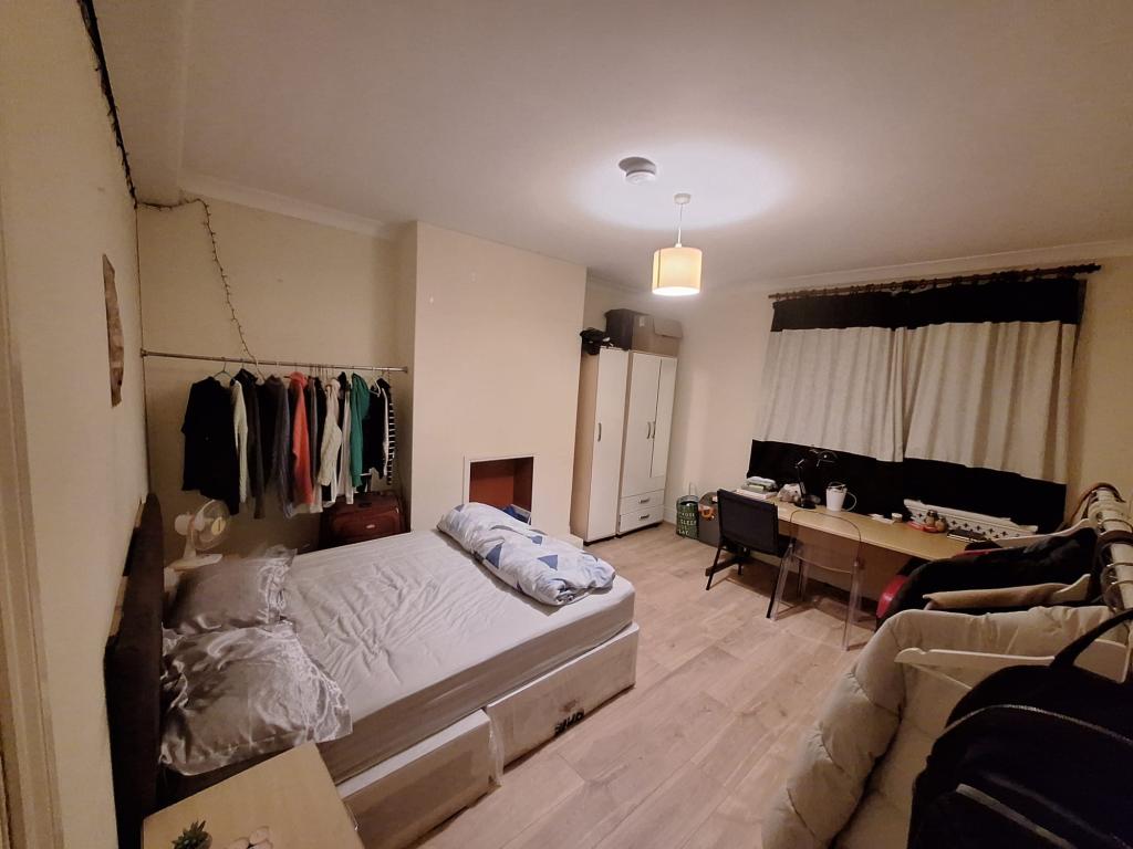 Large double bedroom.